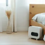Absorbeur d'humidité Rubson posé dans l'angle d'une chambre