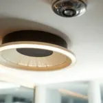 Bouche d'extraction hygroréglable au plafond d'une salle de bain